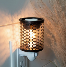 Load image into Gallery viewer, Chicken Wire Plug-In Melter - Milkhouse Candle Company
